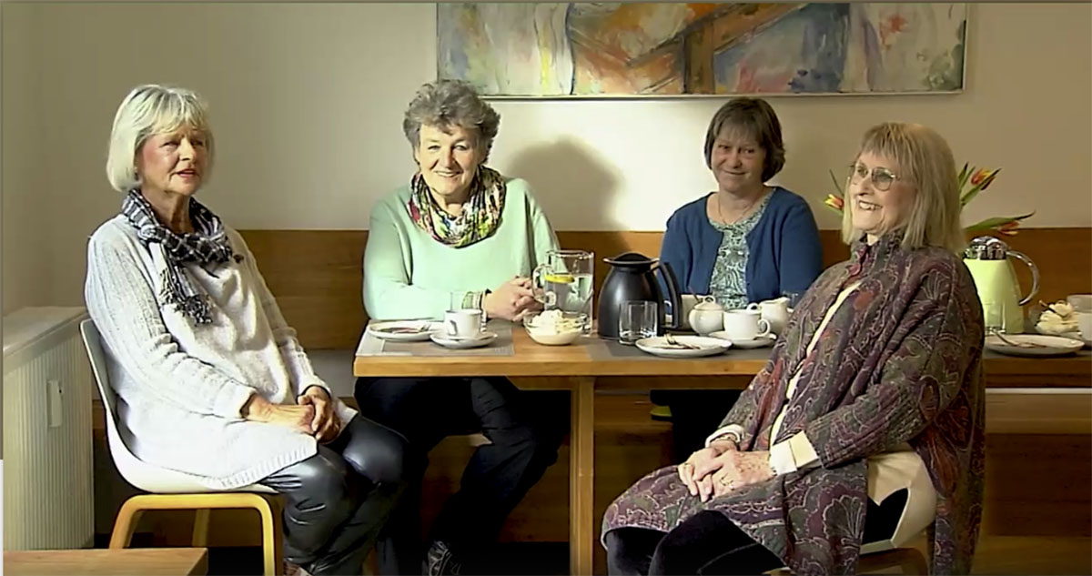 4 Wohnfrauen der Wohngruppe 5 an der Kaffeetafel im Gemeinschaftsraum